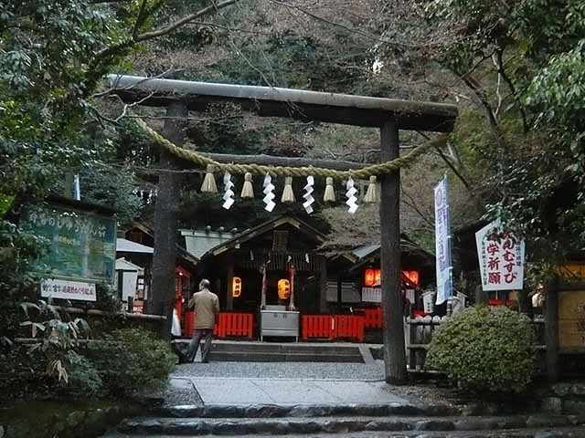 野宮神社-『源氏物語』で光源氏の愛人の六条御息所の娘が斎宮に選ばれて生活していたのが野宮神社。